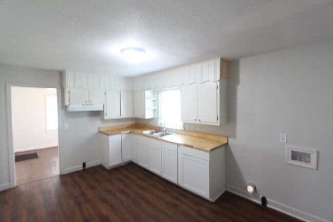 Building Photo - New On The Market! Totally Renovated! Chec...