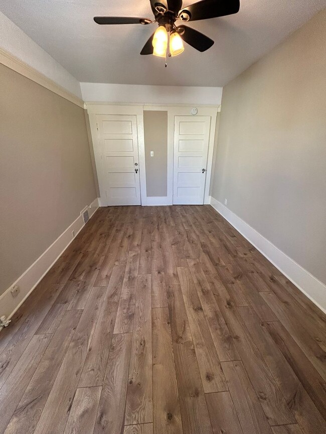 Building Photo - Upper Spacious Bankers Hill Unit!