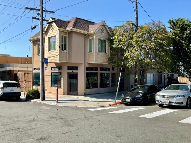 Building Photo - Updated TOP FLOOR 2BR/2BA FLAT! IN-UNIT LA...