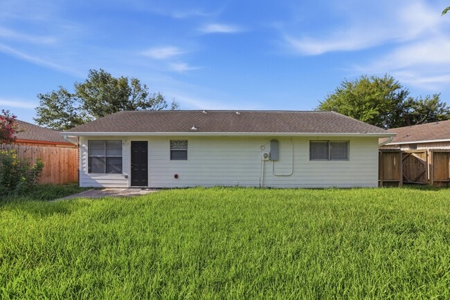 Building Photo - 14230 Montaigne Dr