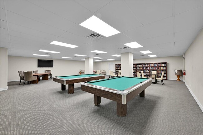 Building Photo - 5005 Collins Ave