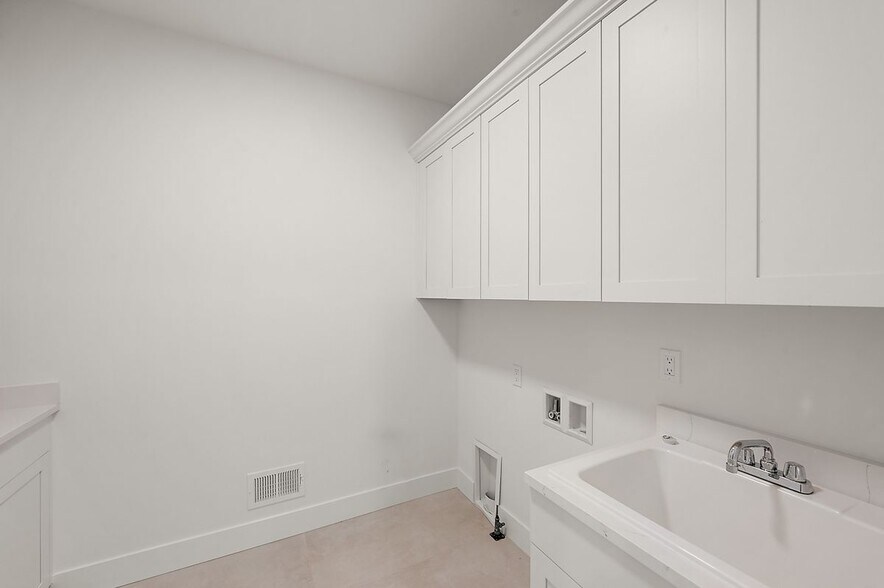 Building Photo - 5944 Willow Grove