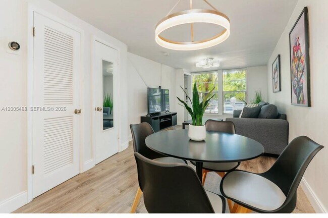 Building Photo - 6865 Bay Dr