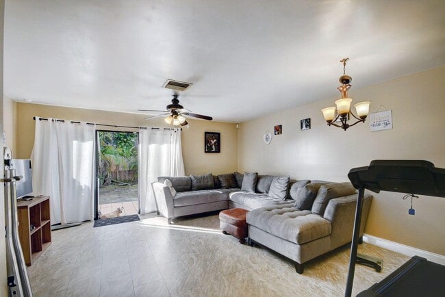 Building Photo - 799 Hill Dr