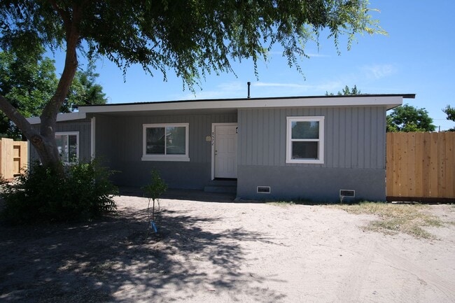 Building Photo - 3 Bedroom 1 Bath -Available NOW