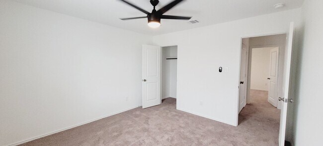 Building Photo - 4bd 2.5 ba in New Braunfels
