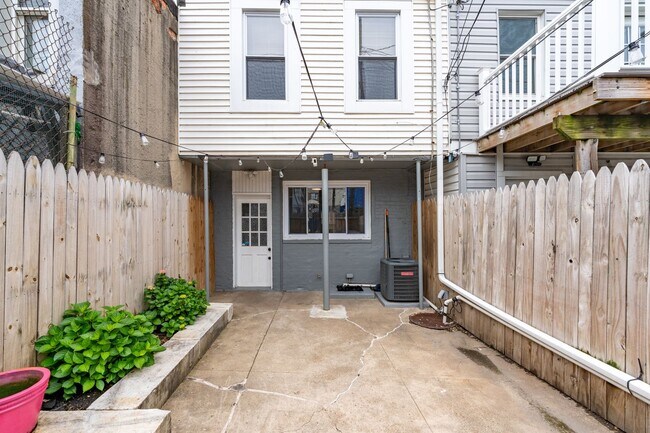 Building Photo - 611 Oldham St
