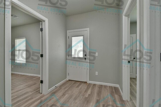 Building Photo - 4 Bedroom Rental w/2 car garage