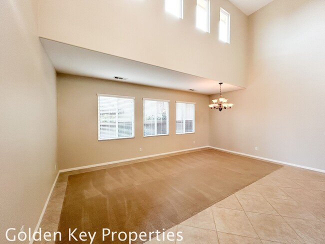Building Photo - Beautiful Executive home located in the Ra...