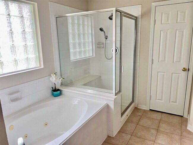 Building Photo - 42 W Foxbriar Forest Cir