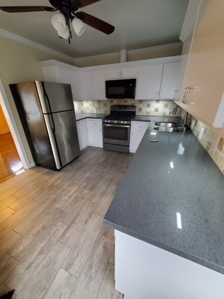 Building Photo - 421 N Ditmar St