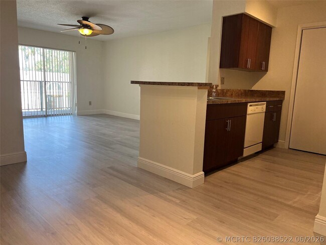 Building Photo - 875 Riverside Dr
