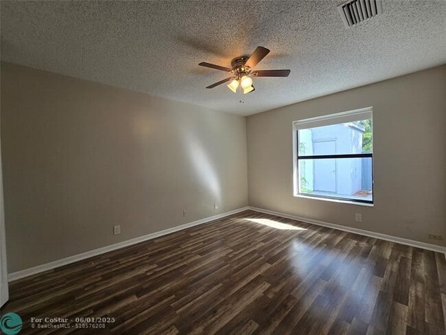 Building Photo - 4455 Carambola Cir N