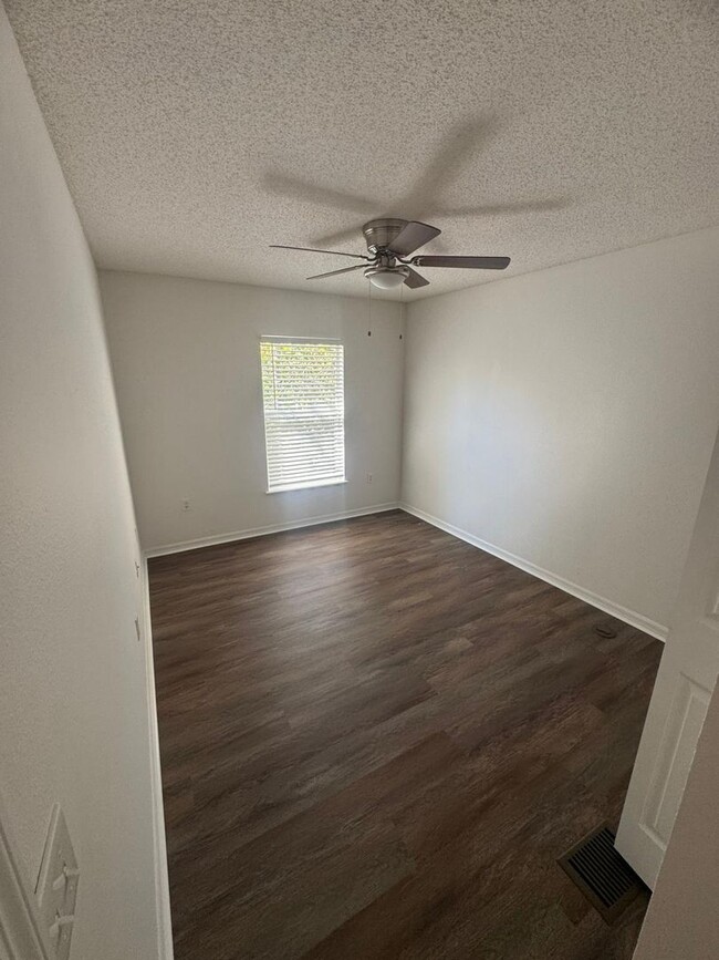 Building Photo - Beautiful 3/2 townhome