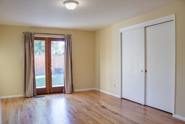 Building Photo - RENOVATED 3 BED MADISON PARK BUNGALOW W EASY COMMUTE!