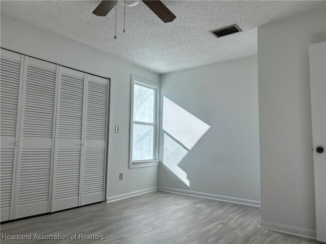 Building Photo - 2016 Lakeview Dr