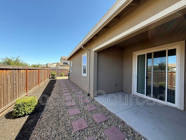 Building Photo - 614 Madrone St