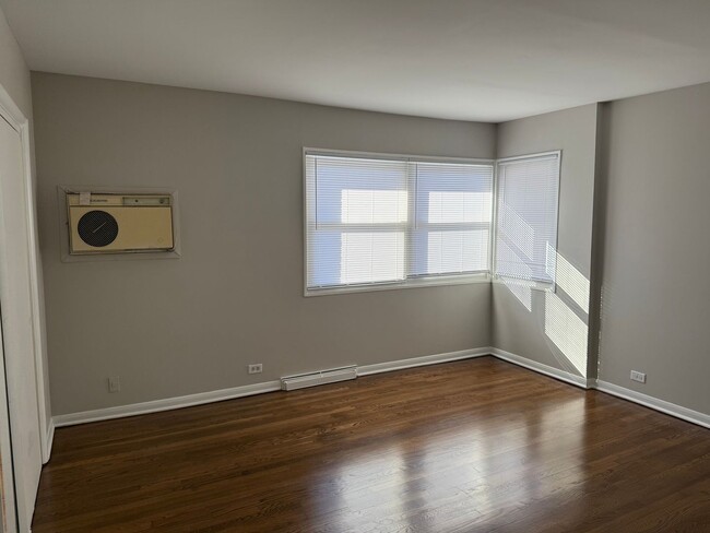 Building Photo - Albany Park 2 Bedroom 1 1/2 Bath 2 Story T...