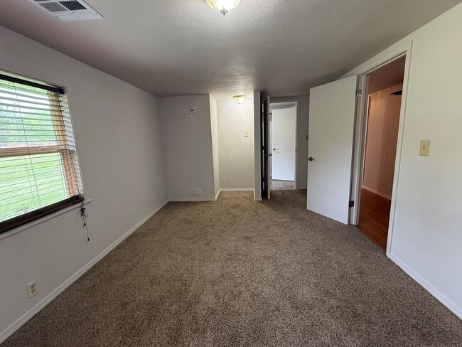 Building Photo - Now renting 3 bedroom House