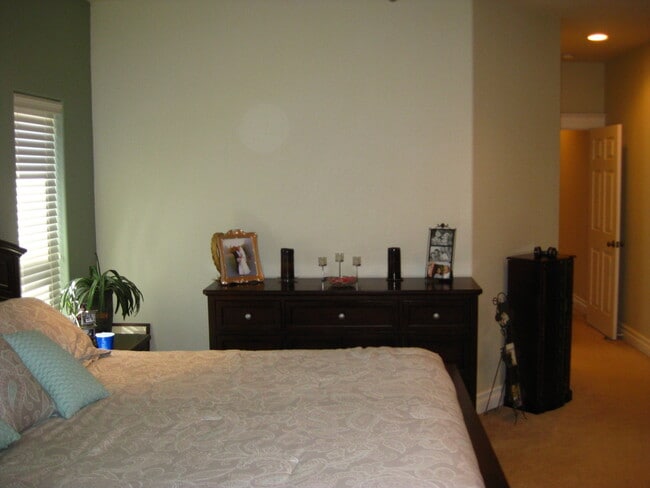 Building Photo - 2500 Sq Ft in Great Neighborhood Near Schools and Bidwell Park!