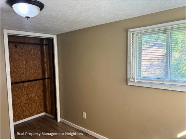 Building Photo - Large and Sunny 3 Bed 1 Bath Home Availabl...