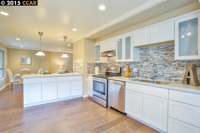 Building Photo - Gorgeous, Massive, 1BR/1BA, Fully Updated, 1000sqft+, A+++ Location, Parking Included