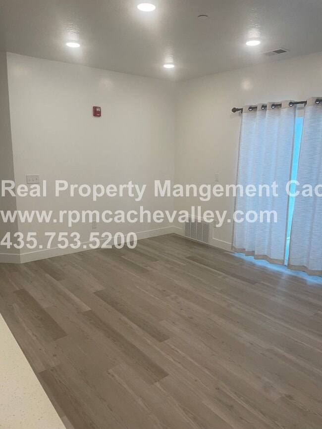 Building Photo - 472 W 40 S