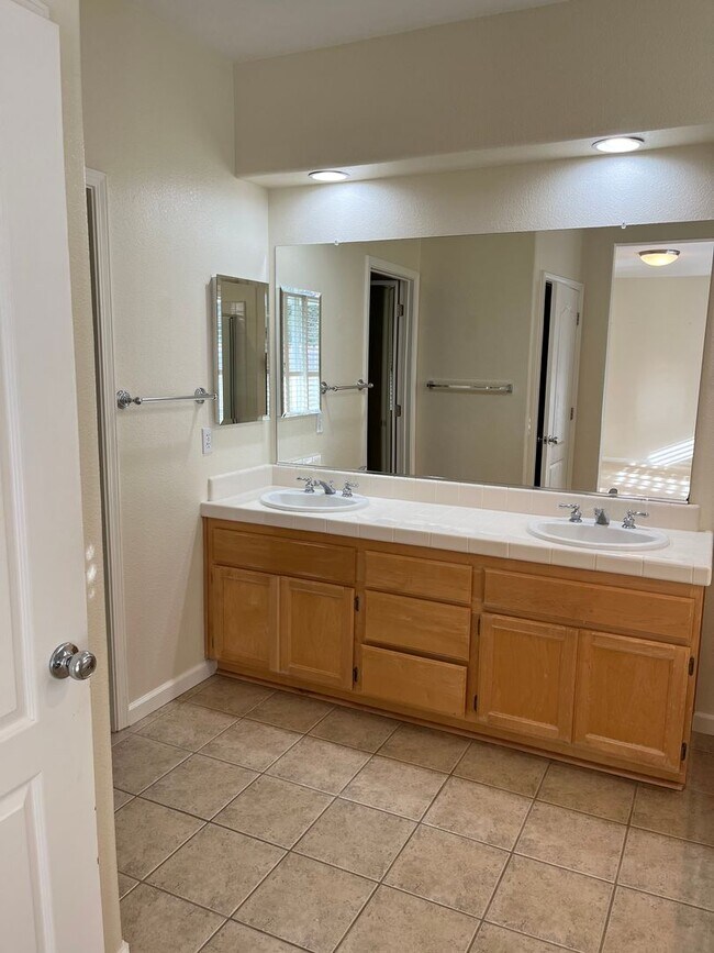 Building Photo - Beautiful Large Home in Wildhorse