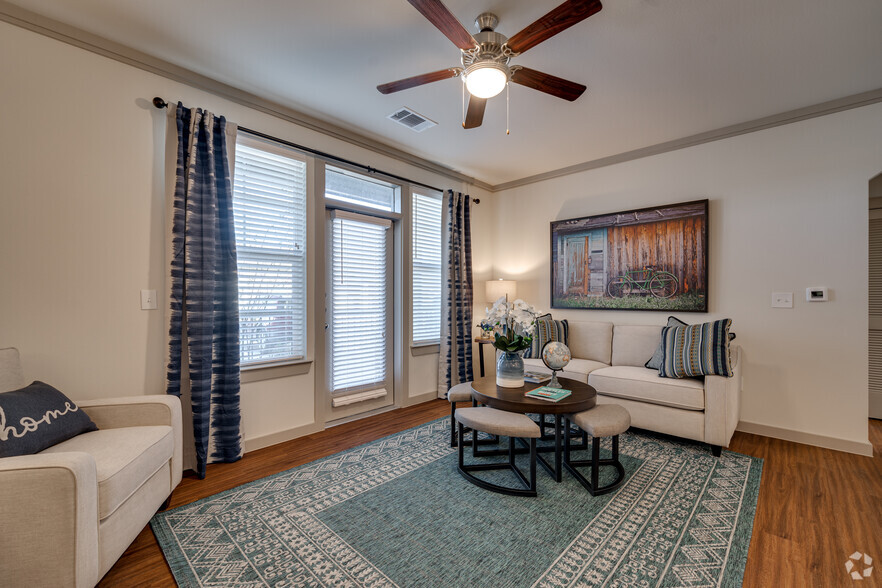 1BR, 1BA - 796SF - The Retreat at Sealy