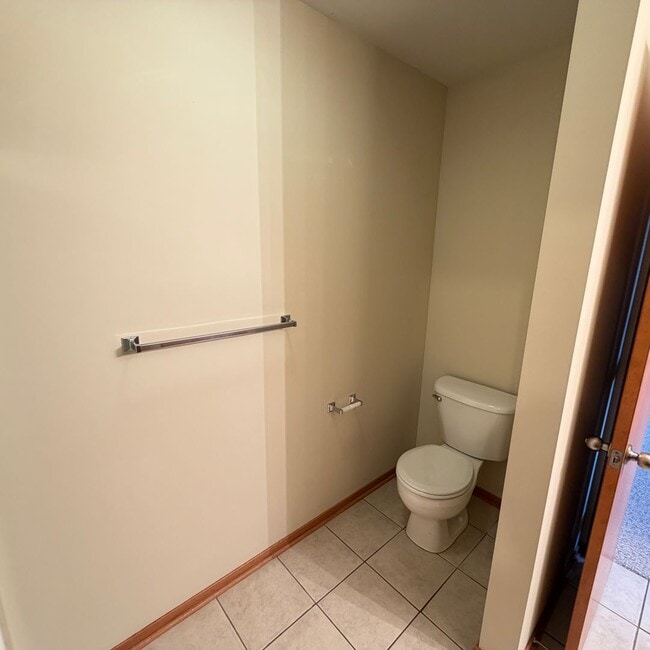 Building Photo - Large 3 bedroom duplex - move in ready!