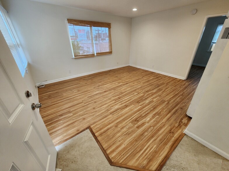 Building Photo - 947 Victoria Ave