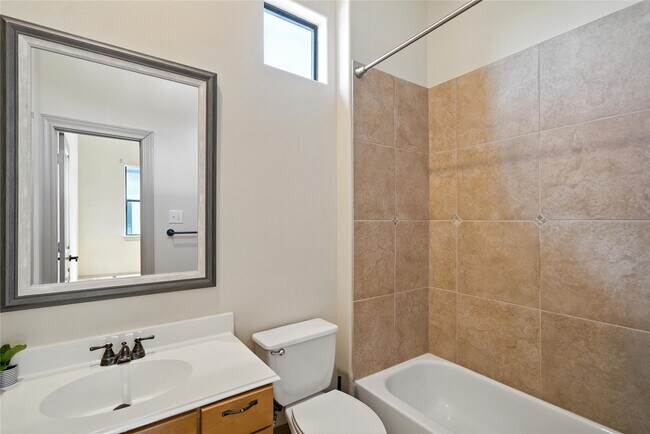 Building Photo - 2318 Camden Dr