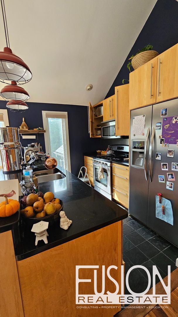 Building Photo - Contemporary 3 bed/2.5 bath on 10 Private Acres with Deeded Lake Access down the Road!