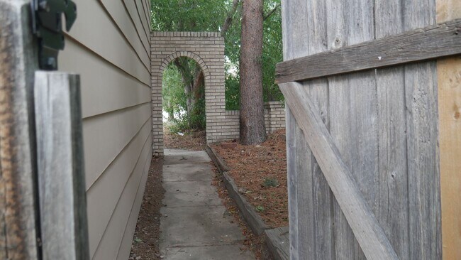 Building Photo - Single Family 3 Bed, 2 Bath w/ Big Backyar...