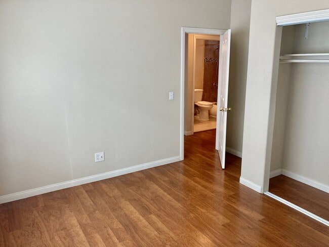 Building Photo - Large 1 Bed 1 Bath in Sherman Heights