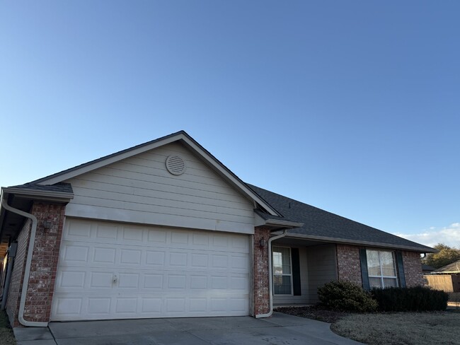 Building Photo - Four bedroom home in Central Norman