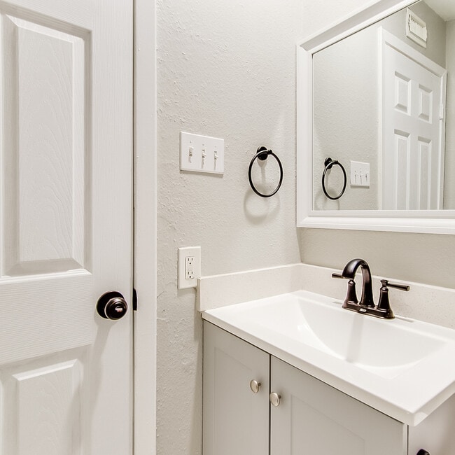 Building Photo - 406 Noble Ave