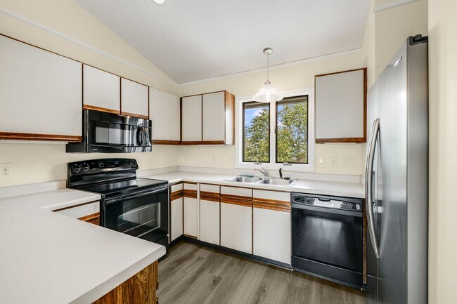 Building Photo - 2-Bedroom, 2-Bathroom Condo with Stunning Downtown Views