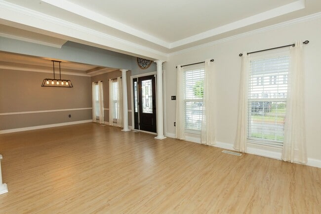 Building Photo - 4 bed, 2.5 bath Single Family Home in Char...