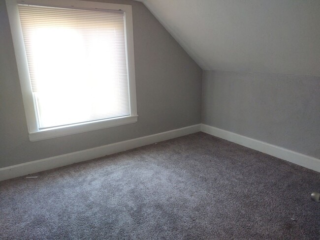 Building Photo - 3 Bedroom 1 Bathroom House W/ Bonus room &...