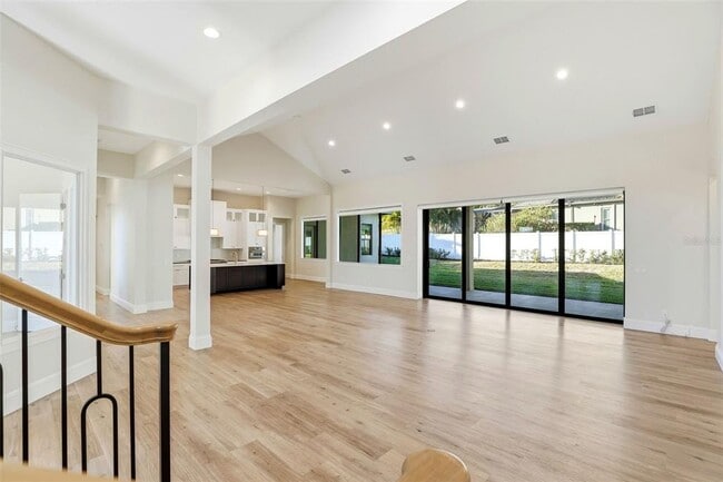 Building Photo - 705 Largovista Dr