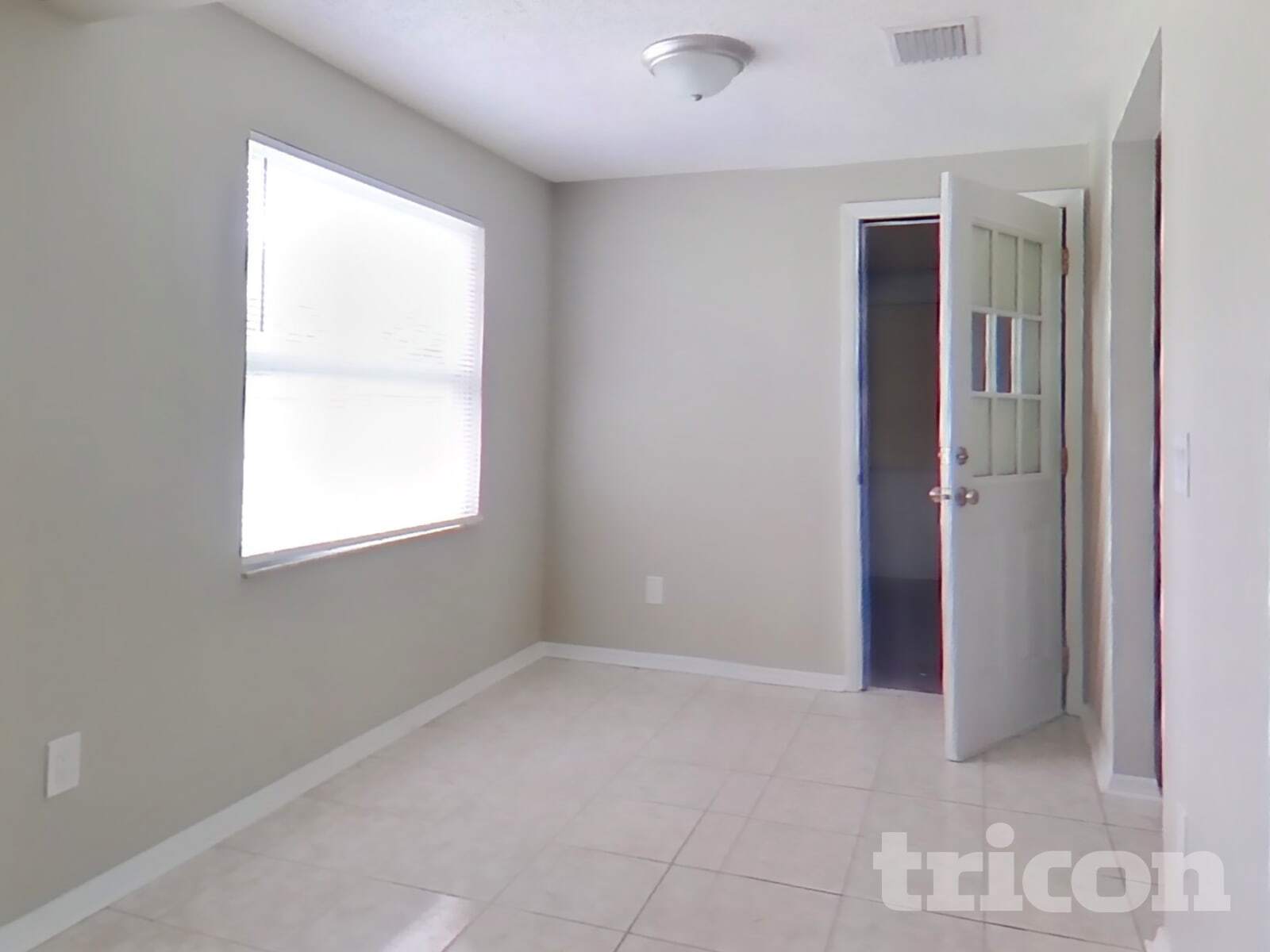 Building Photo - 2663 Kenwood Dr E