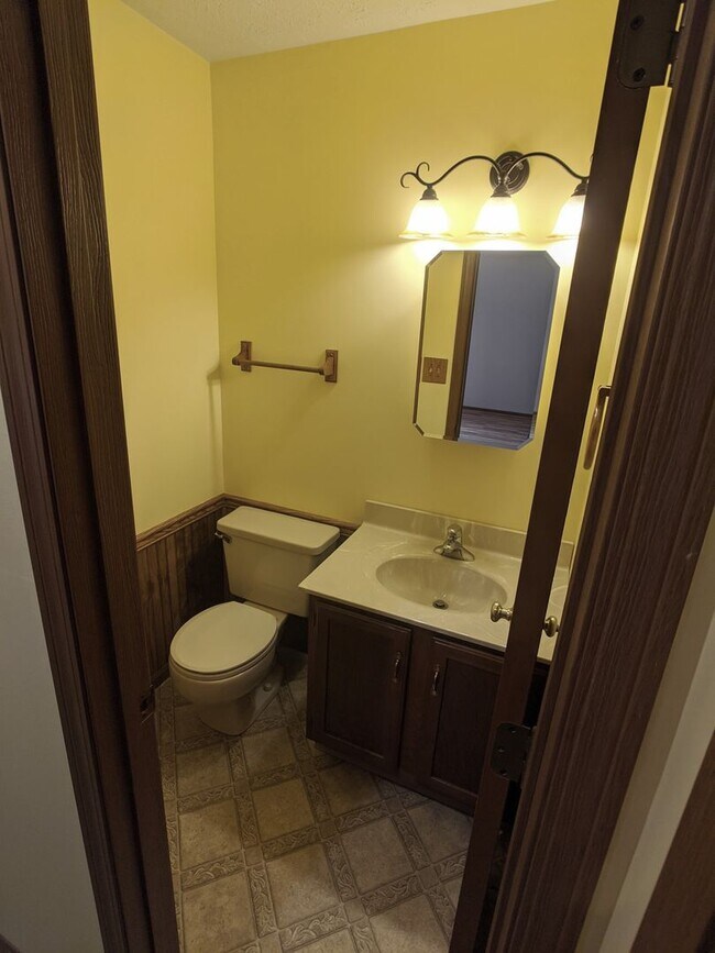 Building Photo - Charming 2 bed 1.5 bath home (duplex) in G...