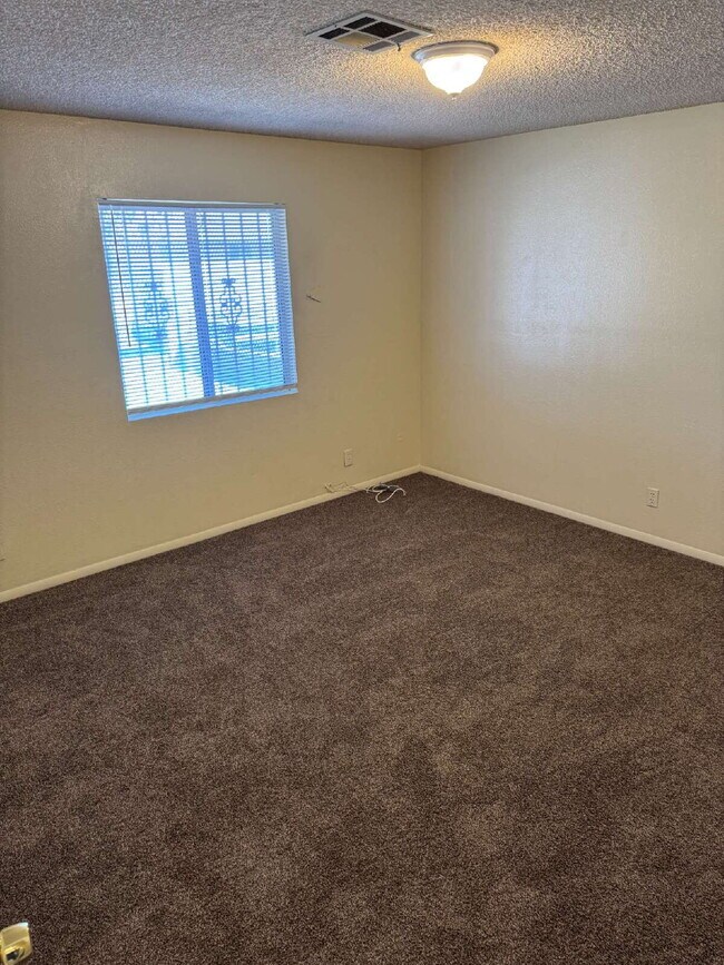 Building Photo - 2 bedroom 2 bath Single Story located in HENDERSON