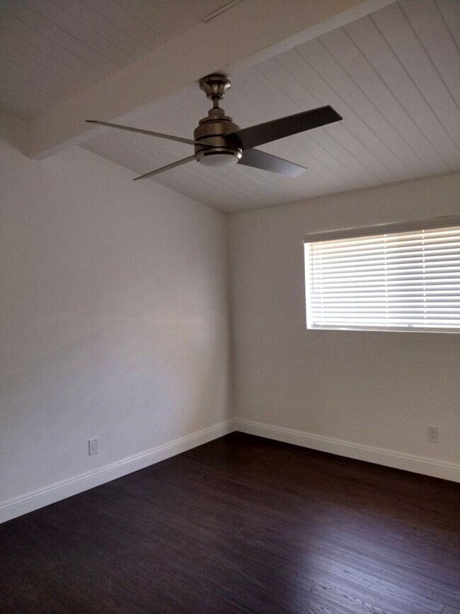 Building Photo - Large family home in Panorama area, near B...