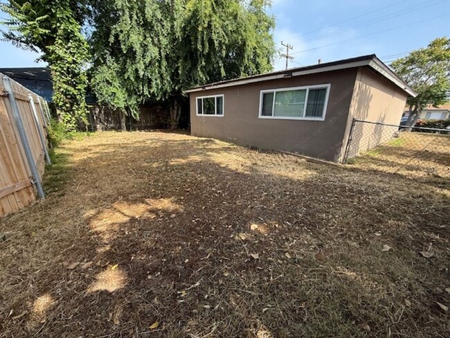 Building Photo - Cute 2 bedroom house