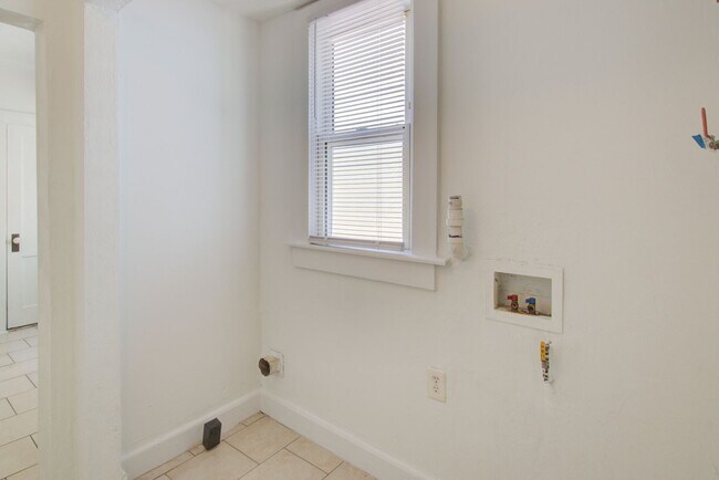 Building Photo - 6 Bed, 1.5 Bath Home in Granby School Dist...