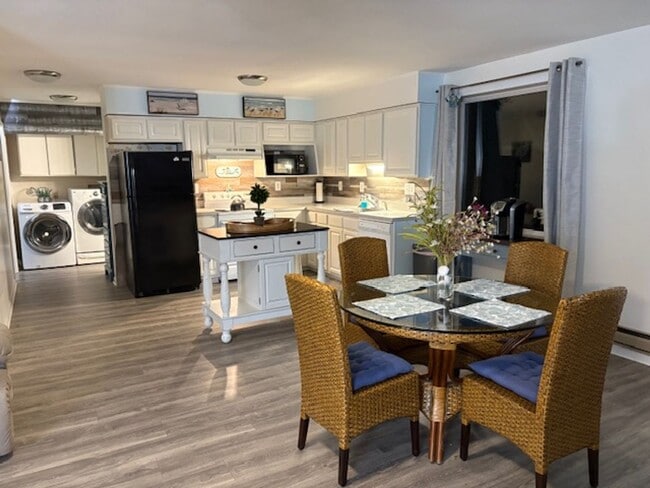 Building Photo - Beautiful Waterfront 1-bedroom 1- bath fur...