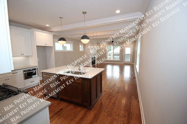 Building Photo - 6113B California Avenue-