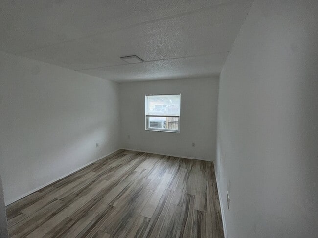 Building Photo - 6507 Dumont Ave